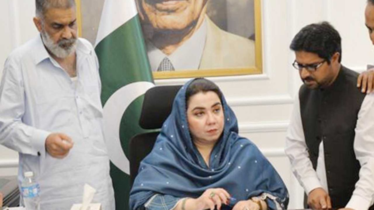 ثمر ہارون بلور مشیر اطلاعات و تعلقات عامہ خیبر پختونخوا کا چارج سنبھالنے کے بعد دفتر میں