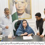 ثمر ہارون بلور مشیر اطلاعات و تعلقات عامہ خیبر پختونخوا کا چارج سنبھالنے کے بعد دفتر میں